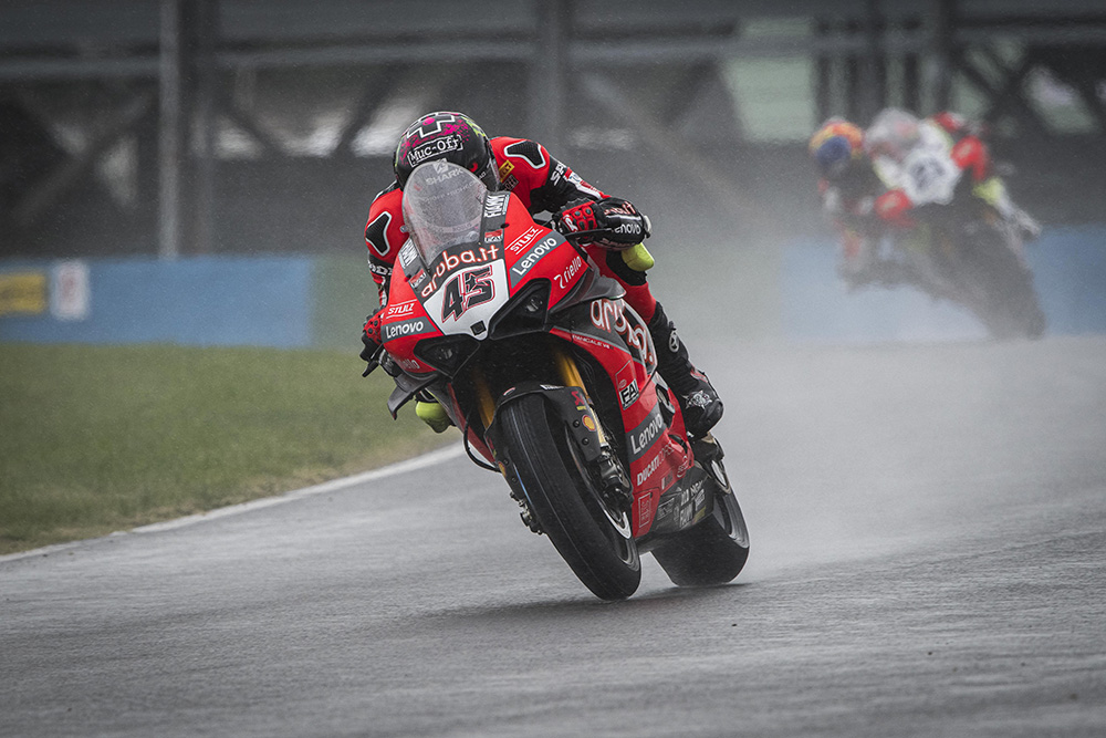 Scott Redding wins Magny-Cours WSBK, Rea fourth