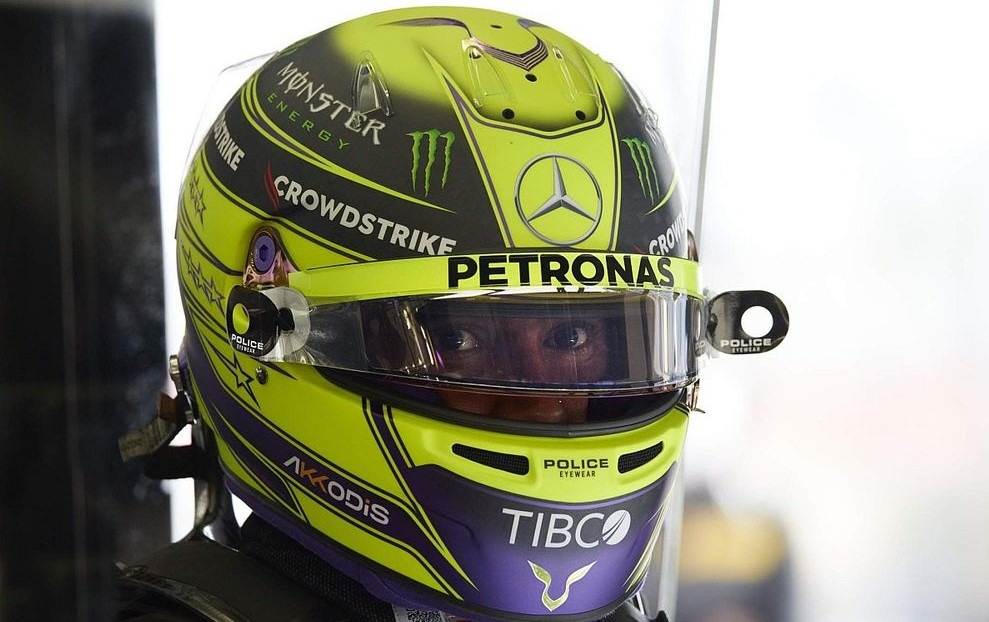 Hamilton reprimanded by F1 over wearing jewelry while racing