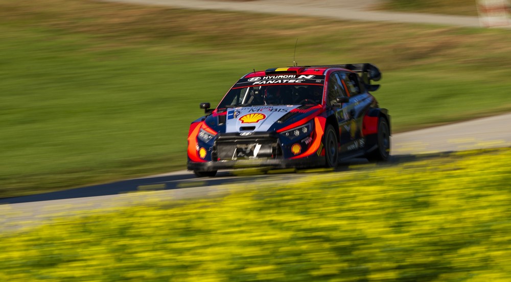 Neuville dominates second stage of Central European Rally as Evans overshoots