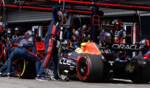 Red Bull records the fastest pit stop in complete darkness