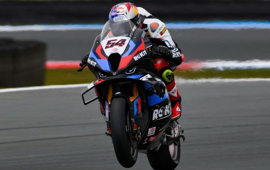 Toprak Razgatlioglu dominates again in Donington FP2 ahead of Petrucci