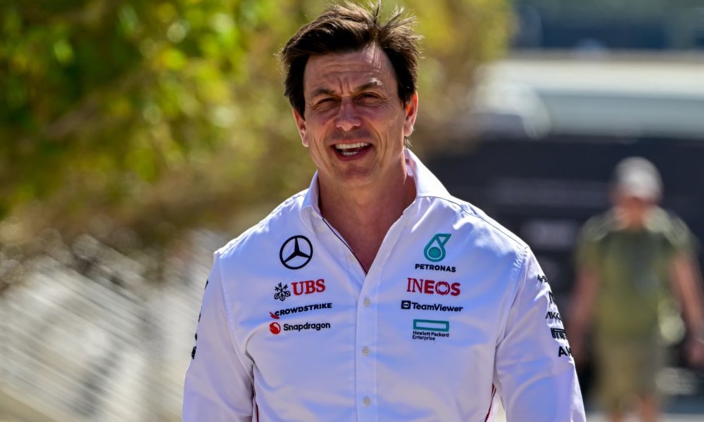 Toto Wolff reveals Sainz Sr notified him about Lewis Hamilton's Ferrari move