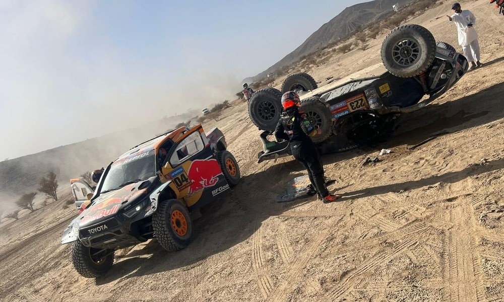 Toyota's Seth Quintero helps stranded Laia Sanz during 2025 Dakar Stage 1