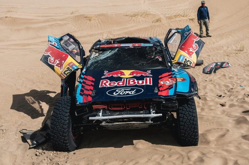 Carlos Sainz Sr crashes during crucial Dakar 48-hour Chrono Stage as his Ford Raptor flips