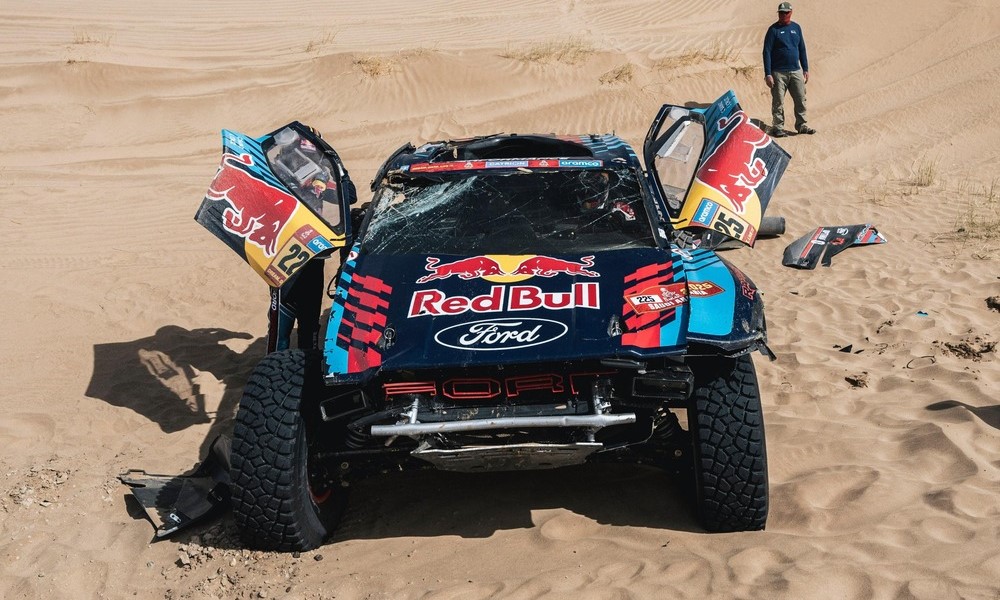 Carlos Sainz Sr crashes during crucial Dakar 48-hour Chrono Stage as his Ford Raptor flips